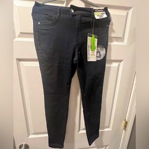 High Waist, Ankle length skinny jean. Dark blue denim.